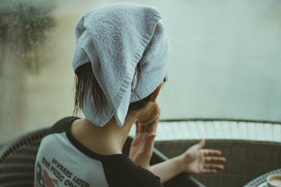 눈을 비비는 모습 – 다래끼 발생 위험이 높은 동작